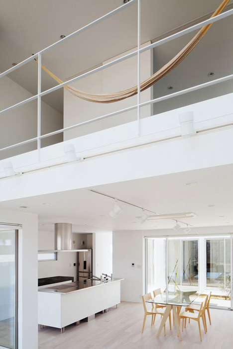 Three white walls front Ripple house by Kichi Architectural Design