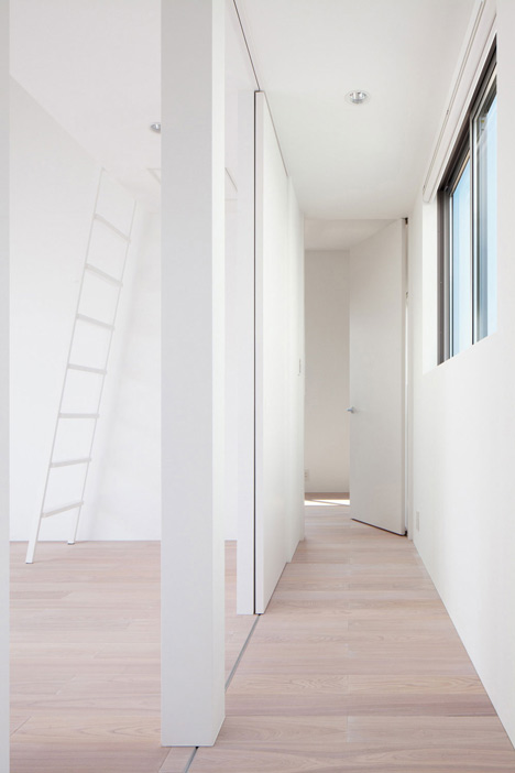 Three white walls front Ripple house by Kichi Architectural Design