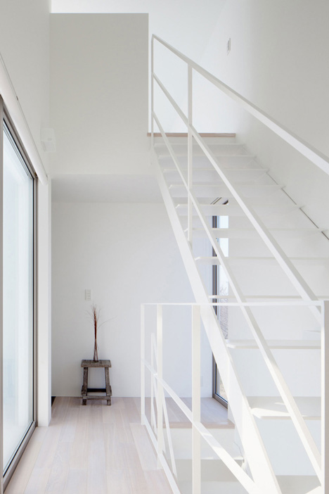 Three white walls front Ripple house by Kichi Architectural Design