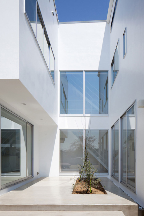 Three white walls front Ripple house by Kichi Architectural Design