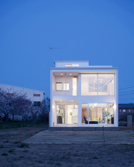 Three white walls front Ripple house by Kichi Architectural Design