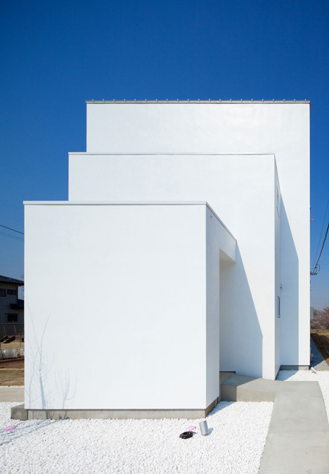 Three white walls front Ripple house by Kichi Architectural Design