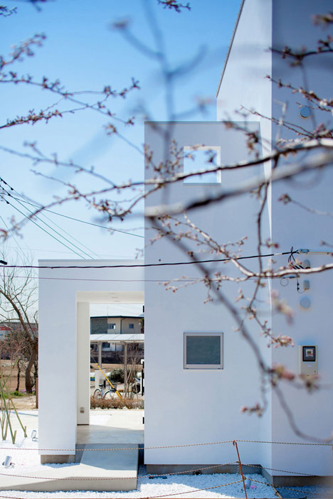 Three white walls front Ripple house by Kichi Architectural Design