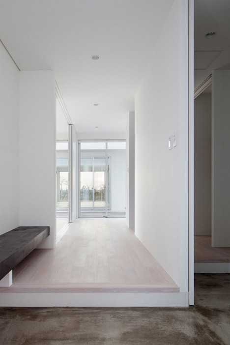Three white walls front Ripple house by Kichi Architectural Design