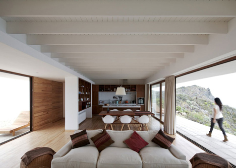 Tunquen House by Nicolas Lipthay Allen and L2C