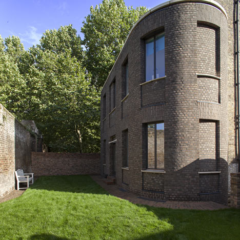 Chris Dyson's curved brick extension completes a Georgian terrace in London