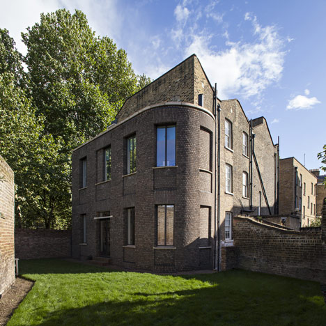 Chris Dyson's curved brick extension completes a Georgian terrace in London