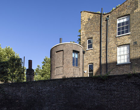 Chris Dyson's curved brick extension completes a Georgian terrace in London