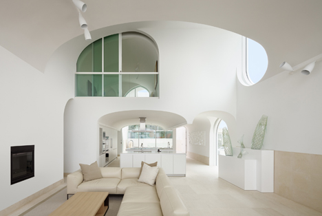 Johnston Marklee's Vault House frames beach views through multiple arches