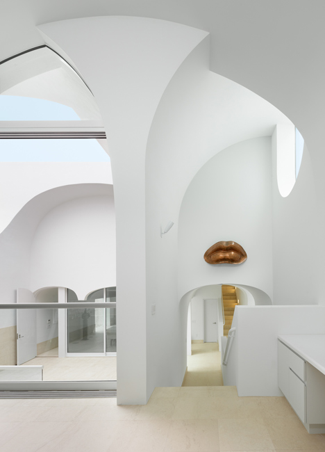 Johnston Marklee's Vault House frames beach views through multiple arches