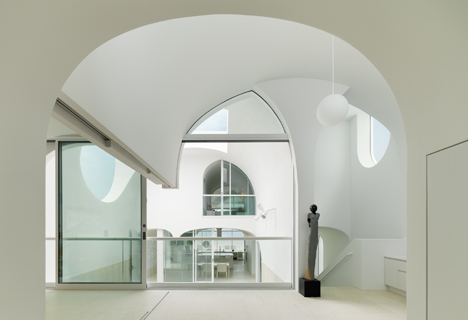 Johnston Marklee's Vault House frames beach views through multiple arches