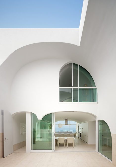 Johnston Marklee's Vault House frames beach views through multiple arches