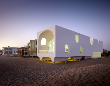 Johnston Marklee's Vault House frames beach views through multiple arches