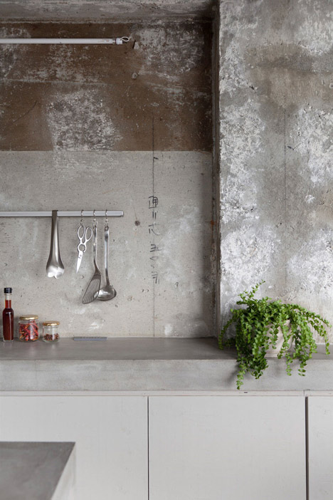 Bare concrete apartment by Airhouse Design Office presents its own fashion exhibitions