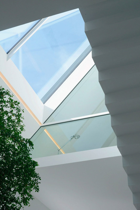 Bernd Zimmermanns mirror-clad House wz2 distorts its surroundings