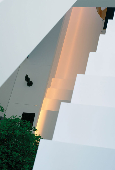 Bernd Zimmermanns mirror-clad House wz2 distorts its surroundings