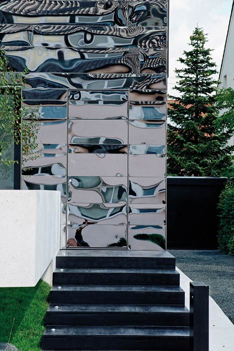 Bernd Zimmermanns mirror-clad House wz2 distorts its surroundings