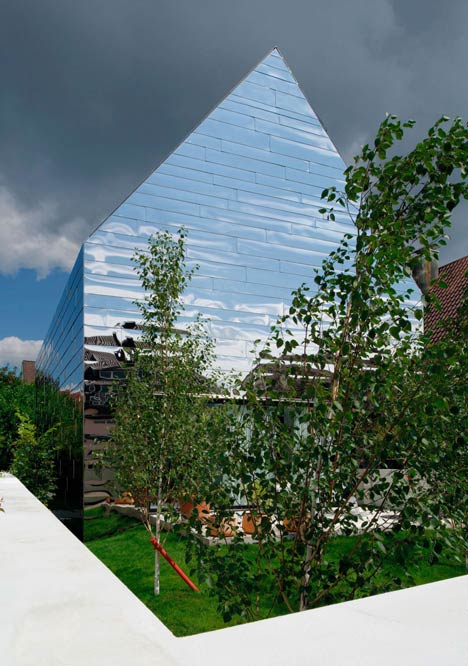 Bernd Zimmermanns mirror-clad House wz2 distorts its surroundings