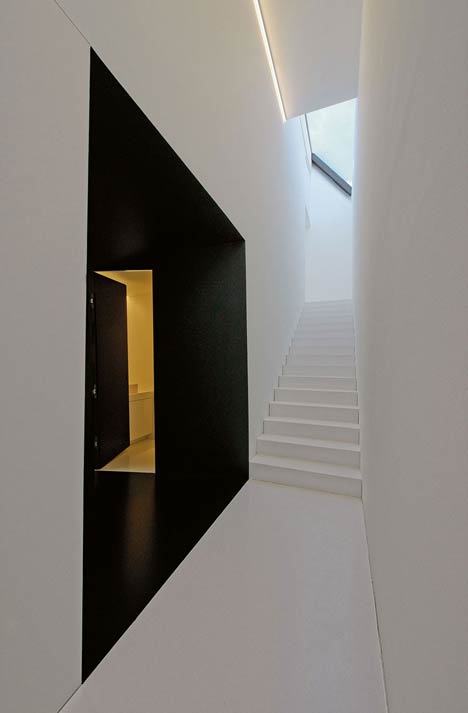 Bernd Zimmermanns mirror-clad House wz2 distorts its surroundings
