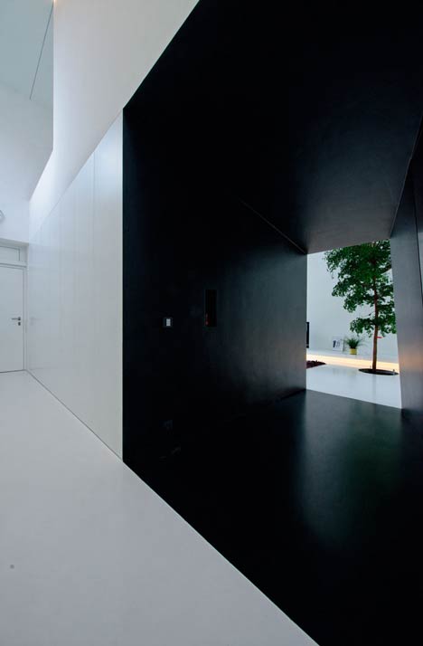 Bernd Zimmermanns mirror-clad House wz2 distorts its surroundings