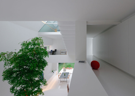 Bernd Zimmermanns mirror-clad House wz2 distorts its surroundings