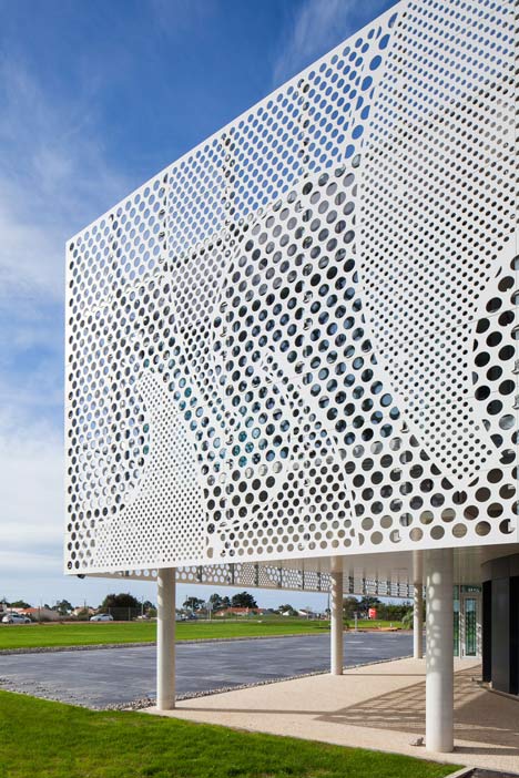PAD creates facade for boat company headquarters using HI-MACS