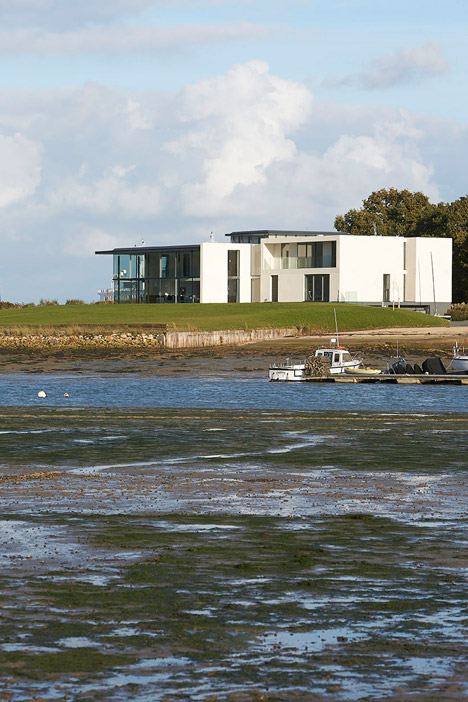 House-for-a-Yachtsman-by-the-Manser-Practice_dezeen_468_11