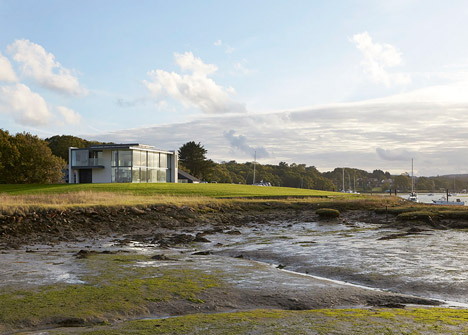 House-for-a-Yachtsman-by-the-Manser-Practice_dezeen_468_17