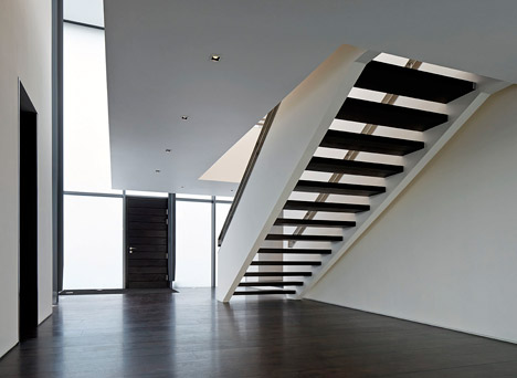 House-for-a-Yachtsman-by-the-Manser-Practice_dezeen_468_2