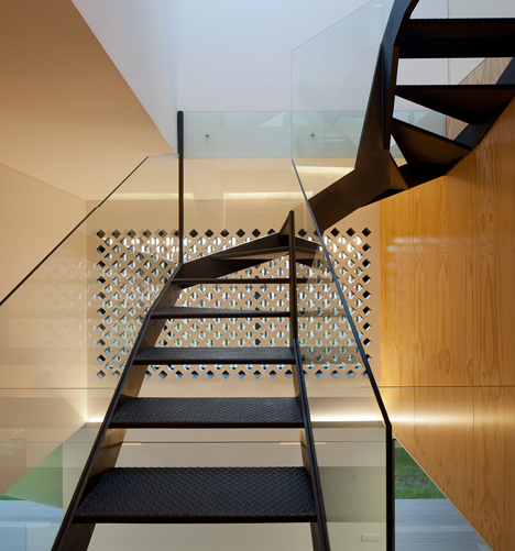 House in Porto by e348 arquitectura