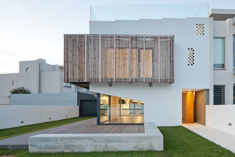 House in Porto by e348 arquitectura