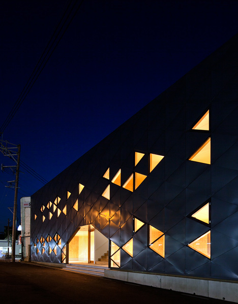 Salon and office by Junichiro Ikeura