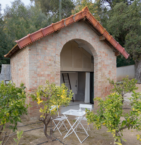 Summer-Pavillon-by-Noemie-Meney_dezeen_sq_15