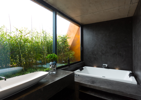 Varatojo House in Portugal by Atelier DATA