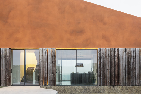 Varatojo House in Portugal by Atelier DATA