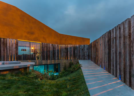 Varatojo House in Portugal by Atelier DATA