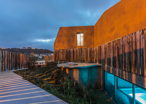Varatojo House in Portugal by Atelier DATA