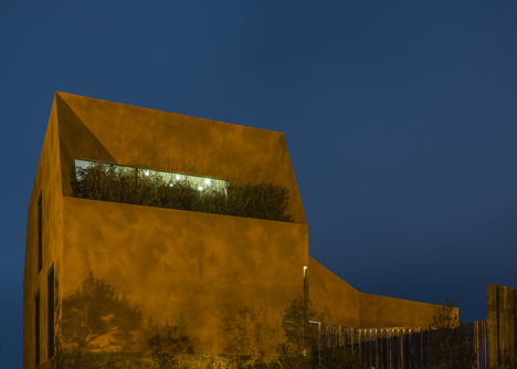 Varatojo House in Portugal by Atelier DATA