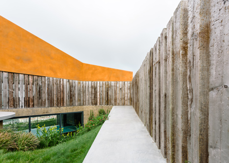 Varatojo House in Portugal by Atelier DATA