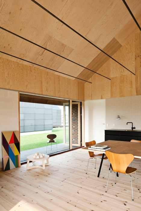 Brick-House-by-Leth-and-Gori