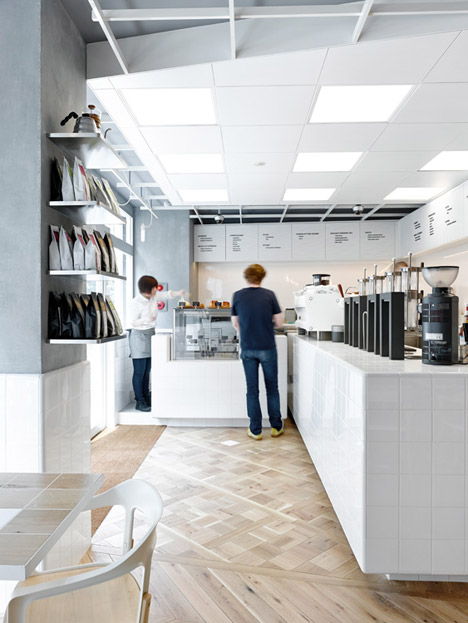 Coutume-cafe-Aoyama-in-Tokyo-Japan-by-CUT-Architectures