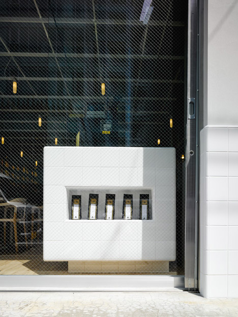Coutume-cafe-Aoyama-in-Tokyo-Japan-by-CUT-Architectures