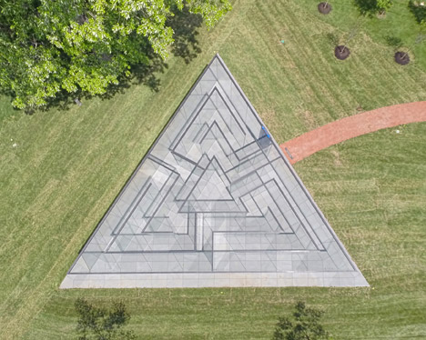 Labyrinth-at-The-Nelson-Atkins-Museum-of-Art-by-Robert-Morris