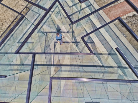 Labyrinth-at-The-Nelson-Atkins-Museum-of-Art-by-Robert-Morris
