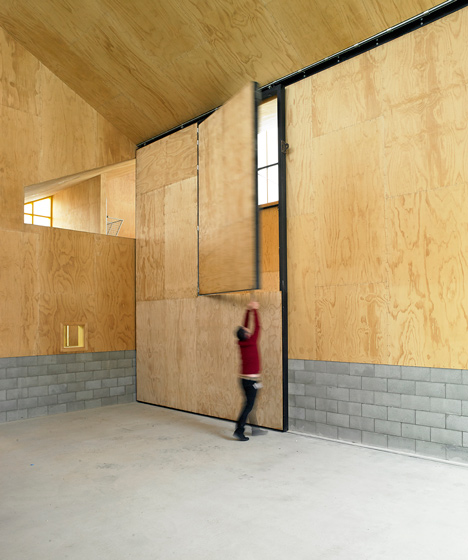 Monk Mackenzie and Glamuzina Patterson create angular giraffe shelter at Auckland Zoo