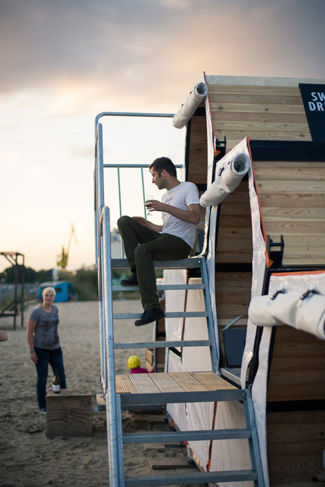 B-and-Bee stackable sleeping cells for festivals