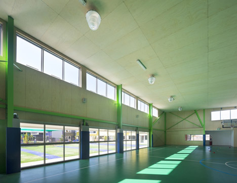Dallas-Brooks-Community-Primary-School by McBride Charles Ryan mirrors the local skyline