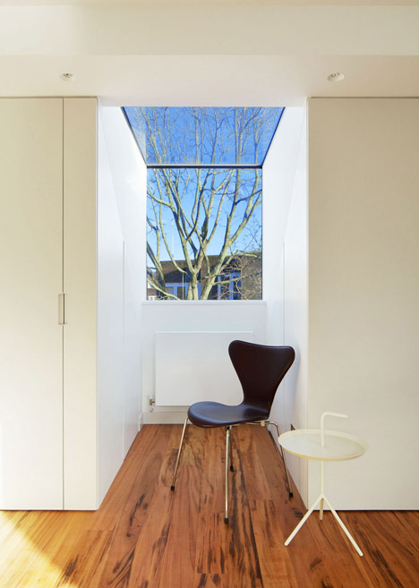 Robert_Dye_extend_London_mews_house_dezeen_468_17