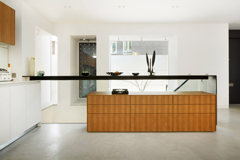 Robert_Dye_extend_London_mews_house_dezeen_468_8