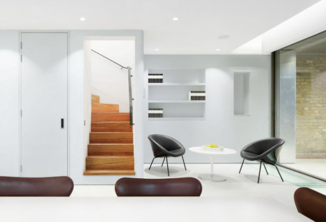 Robert_Dye_extend_London_mews_house_dezeen_468_9